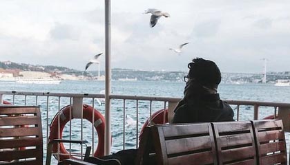 会受处罚吗？部分成都球迷赛后再现不当行为，投掷水瓶+看台斗殴